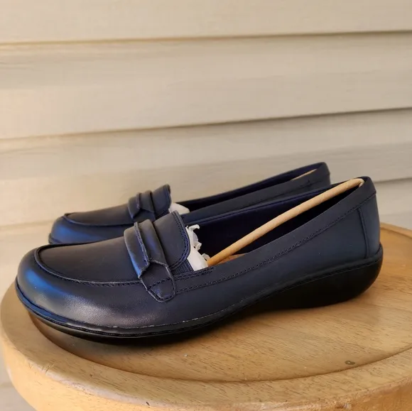 Clarks Ashland Lily navy blue loafer