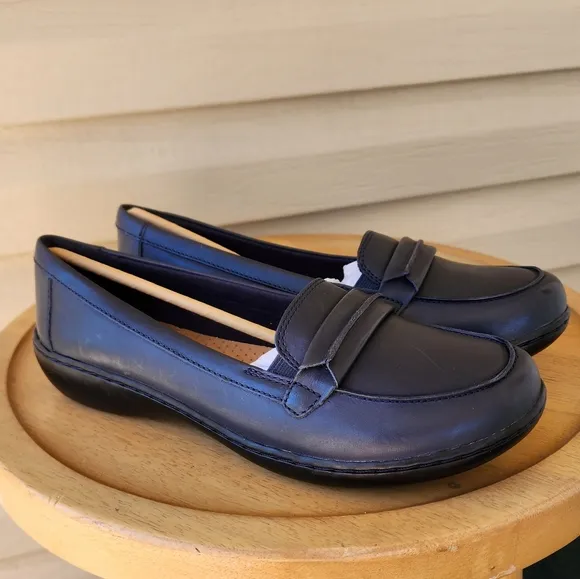 Clarks Ashland Lily navy blue loafer