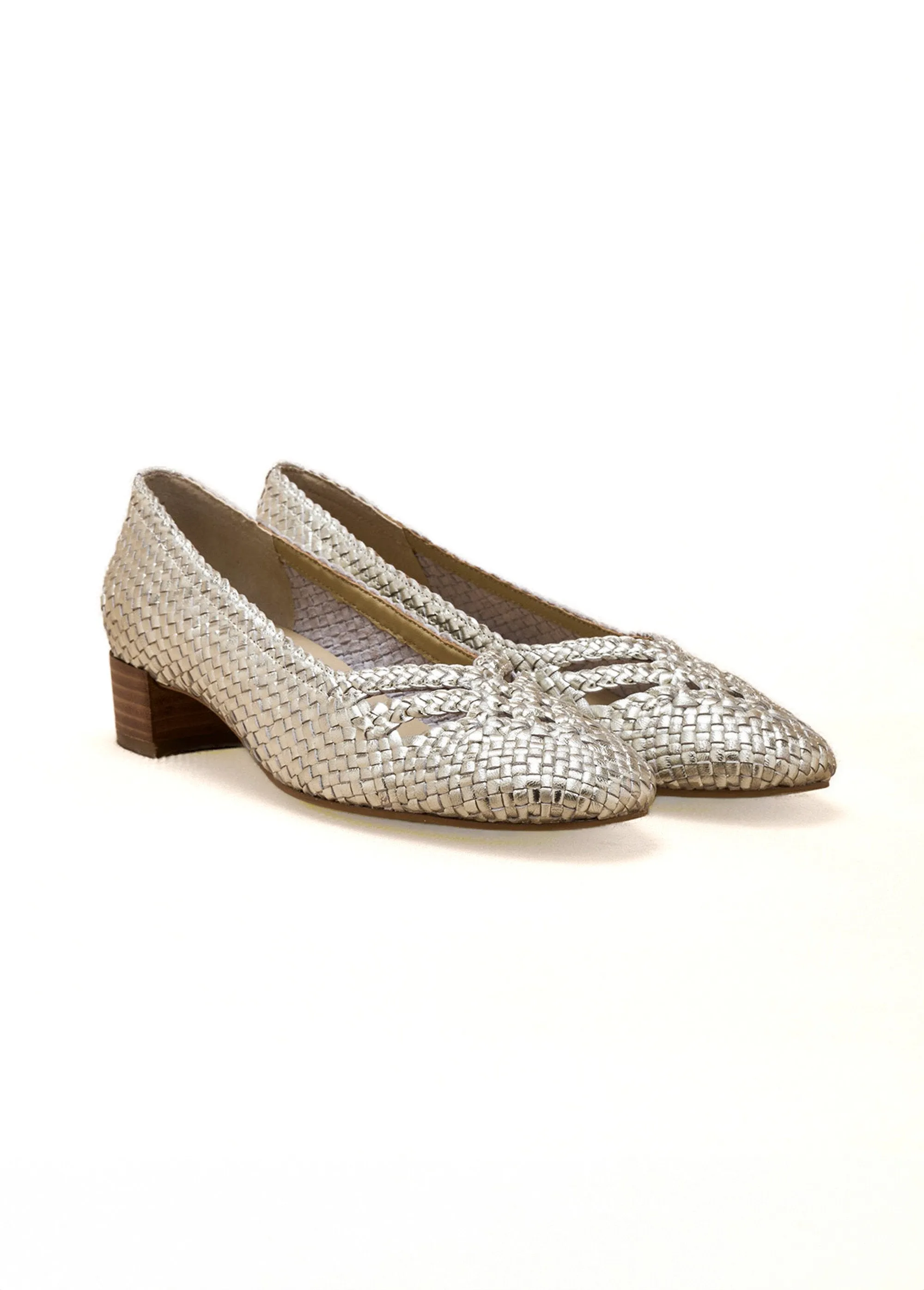 Comfort width braided leather pumps