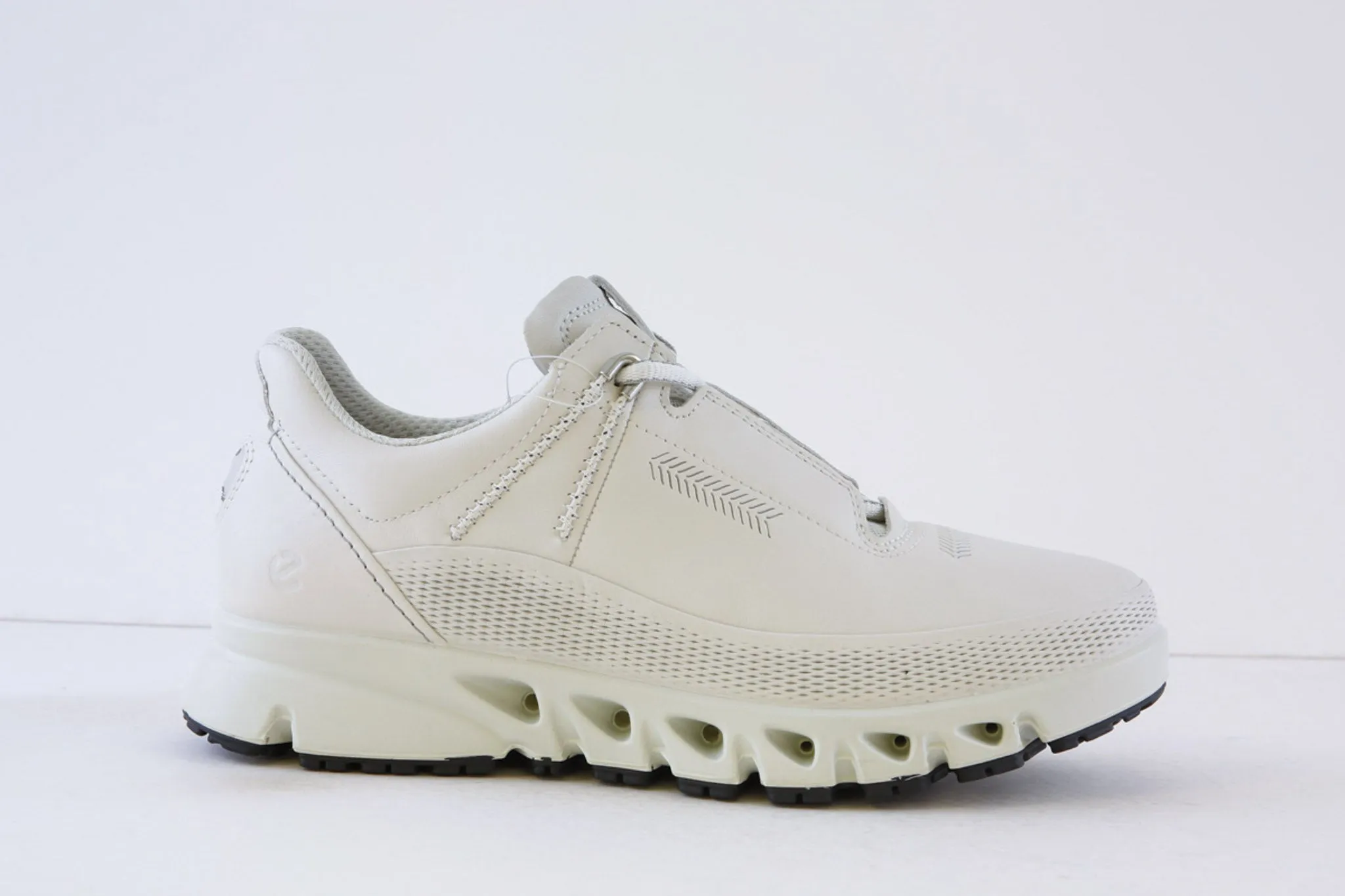 ECCO - 880123 01007 MULTI-VENT - LACED WALKING SHOE - WHITE LEATHER