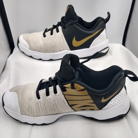 Nike Hustle Quick 6Youth/7.5Wmns GoldBlackWhite LaceUp Athletic Sneaker