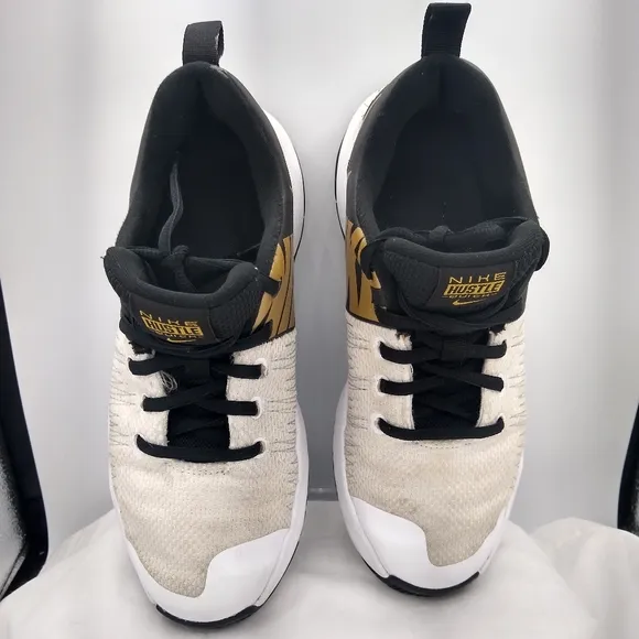 Nike Hustle Quick 6Youth/7.5Wmns GoldBlackWhite LaceUp Athletic Sneaker