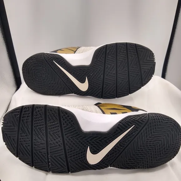 Nike Hustle Quick 6Youth/7.5Wmns GoldBlackWhite LaceUp Athletic Sneaker