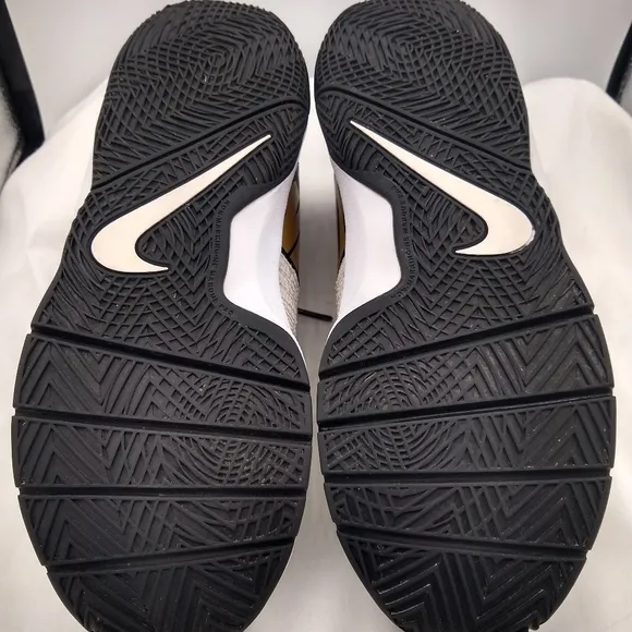 Nike Hustle Quick 6Youth/7.5Wmns GoldBlackWhite LaceUp Athletic Sneaker