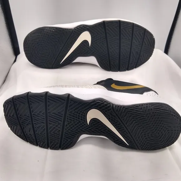 Nike Hustle Quick 6Youth/7.5Wmns GoldBlackWhite LaceUp Athletic Sneaker