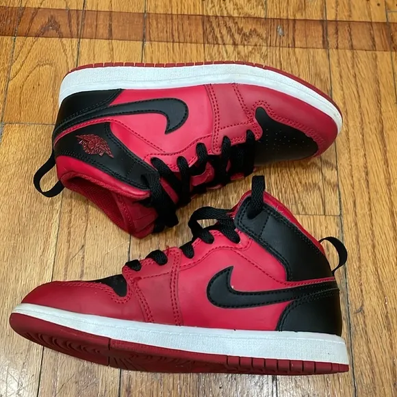 NIKE Youth Jordan 1 Mid Reverse Bred Sneaker Size 1Y in Red