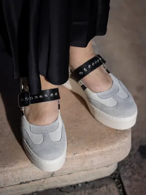 Oa non - fashion Platåloafer i hvit skinn med sort regulerbar rem over vrist