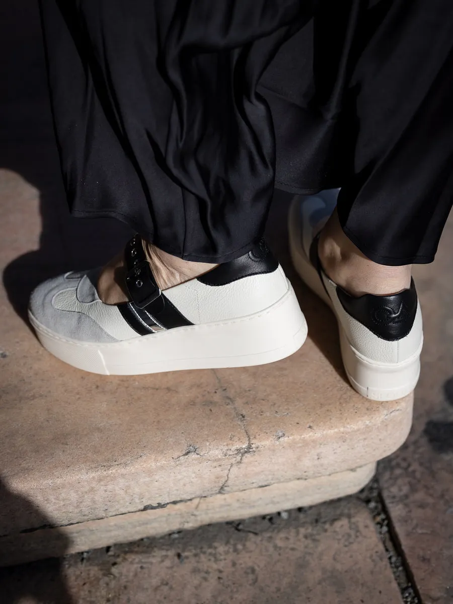 Oa non - fashion Platåloafer i hvit skinn med sort regulerbar rem over vrist