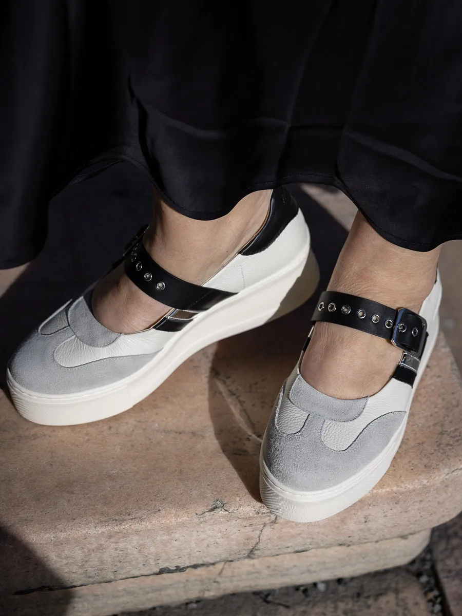Oa non - fashion Platåloafer i hvit skinn med sort regulerbar rem over vrist