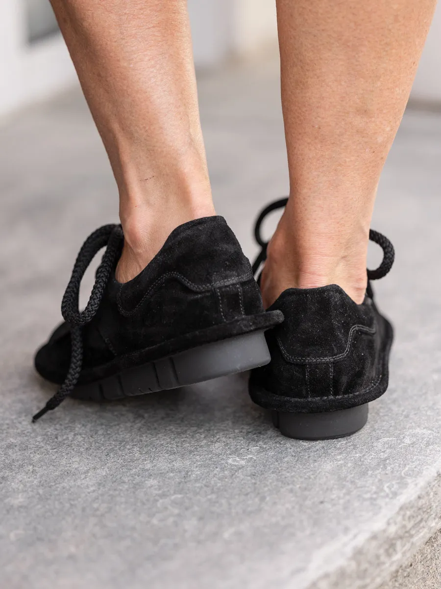 Primabase Loafer i sort semsket skinn med snøring, frynser og sort gummisåle