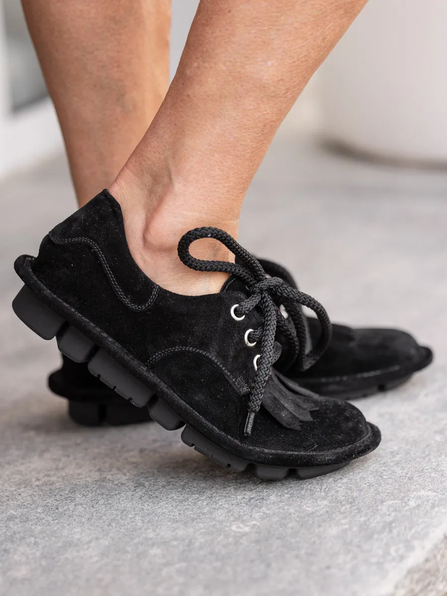 Primabase Loafer i sort semsket skinn med snøring, frynser og sort gummisåle