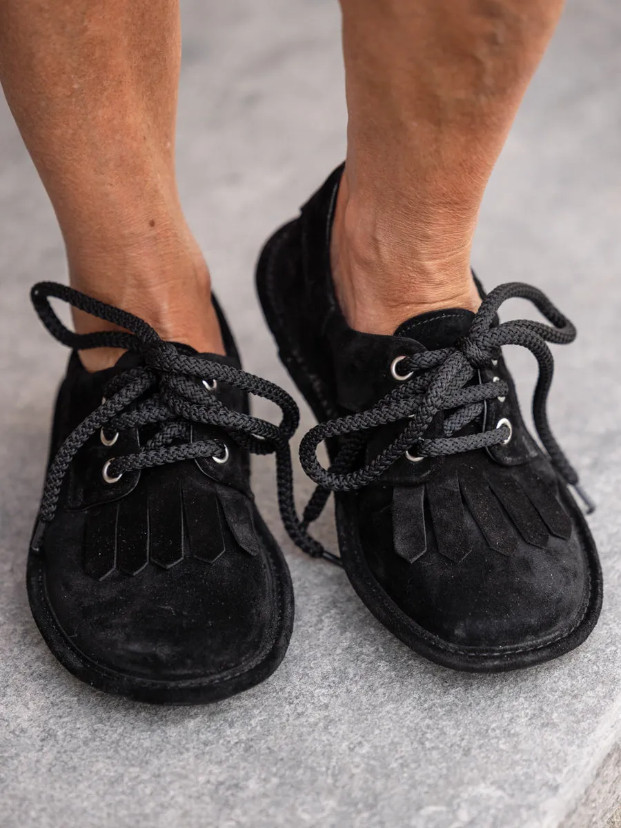 Primabase Loafer i sort semsket skinn med snøring, frynser og sort gummisåle