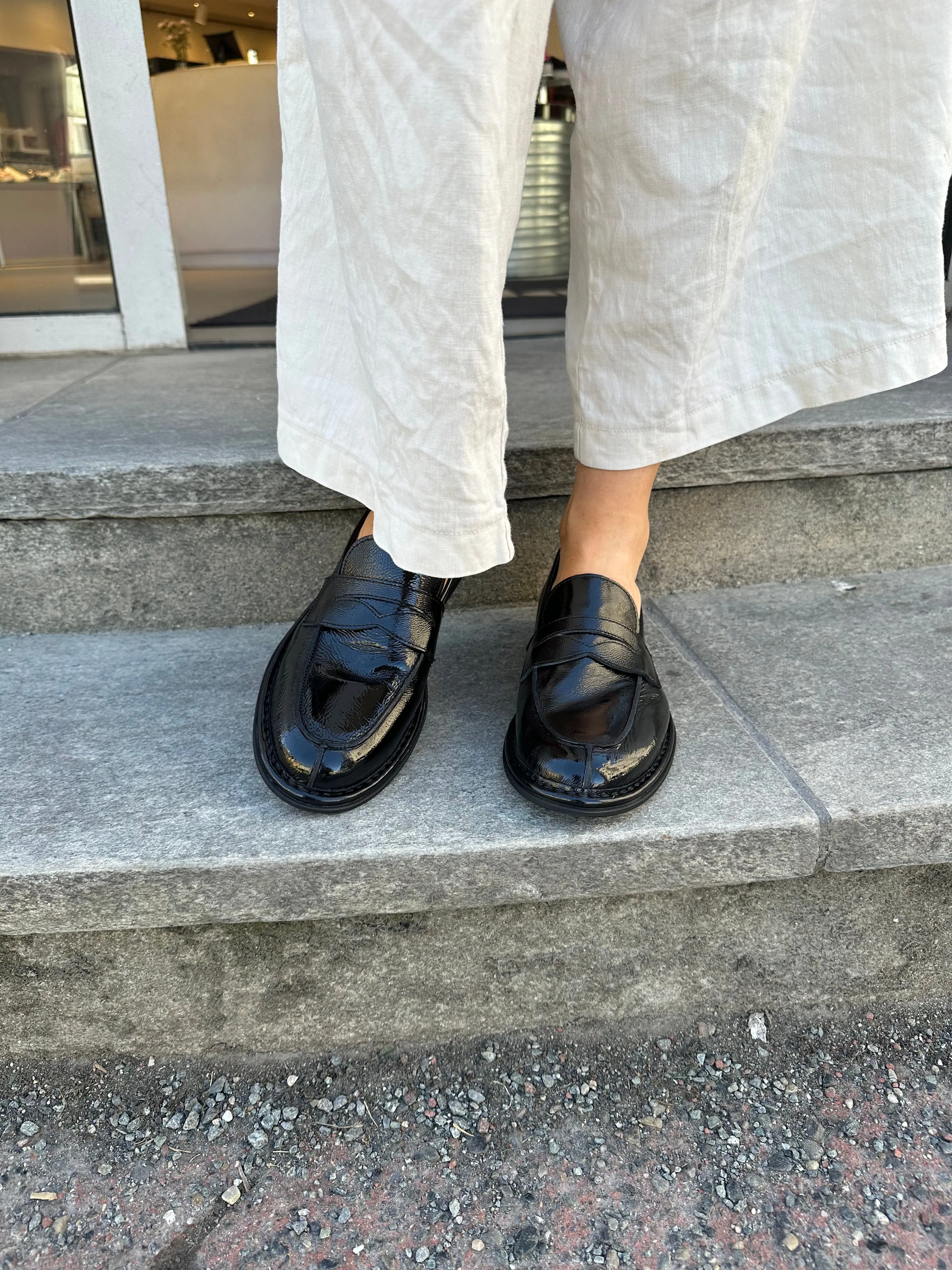 Primabase Sort loafer i skinnlakk med myk gummisåle