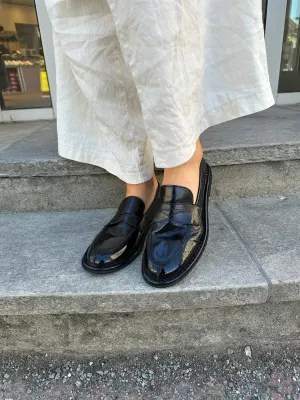 Primabase Sort loafer i skinnlakk med myk gummisåle