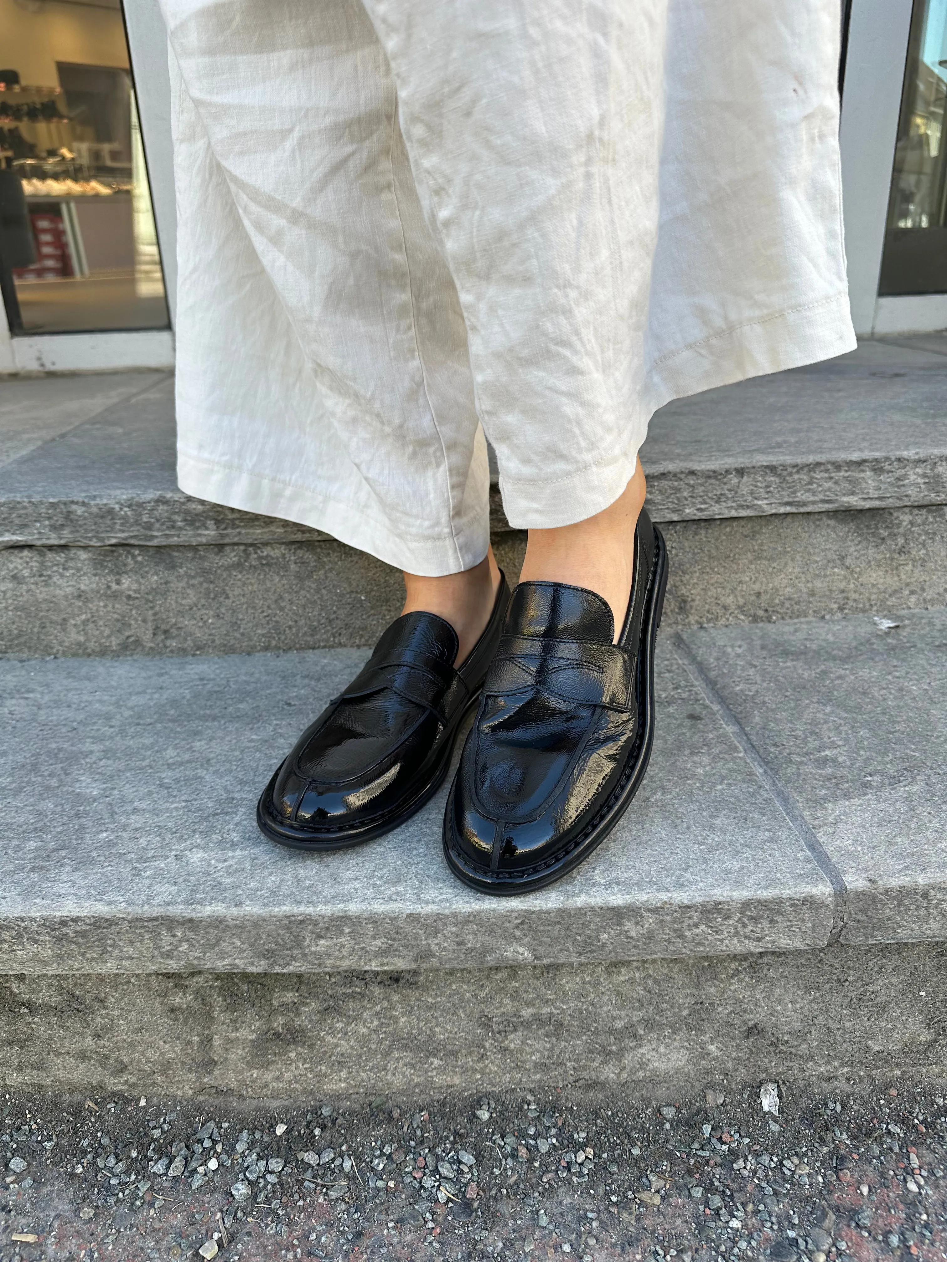 Primabase Sort loafer i skinnlakk med myk gummisåle