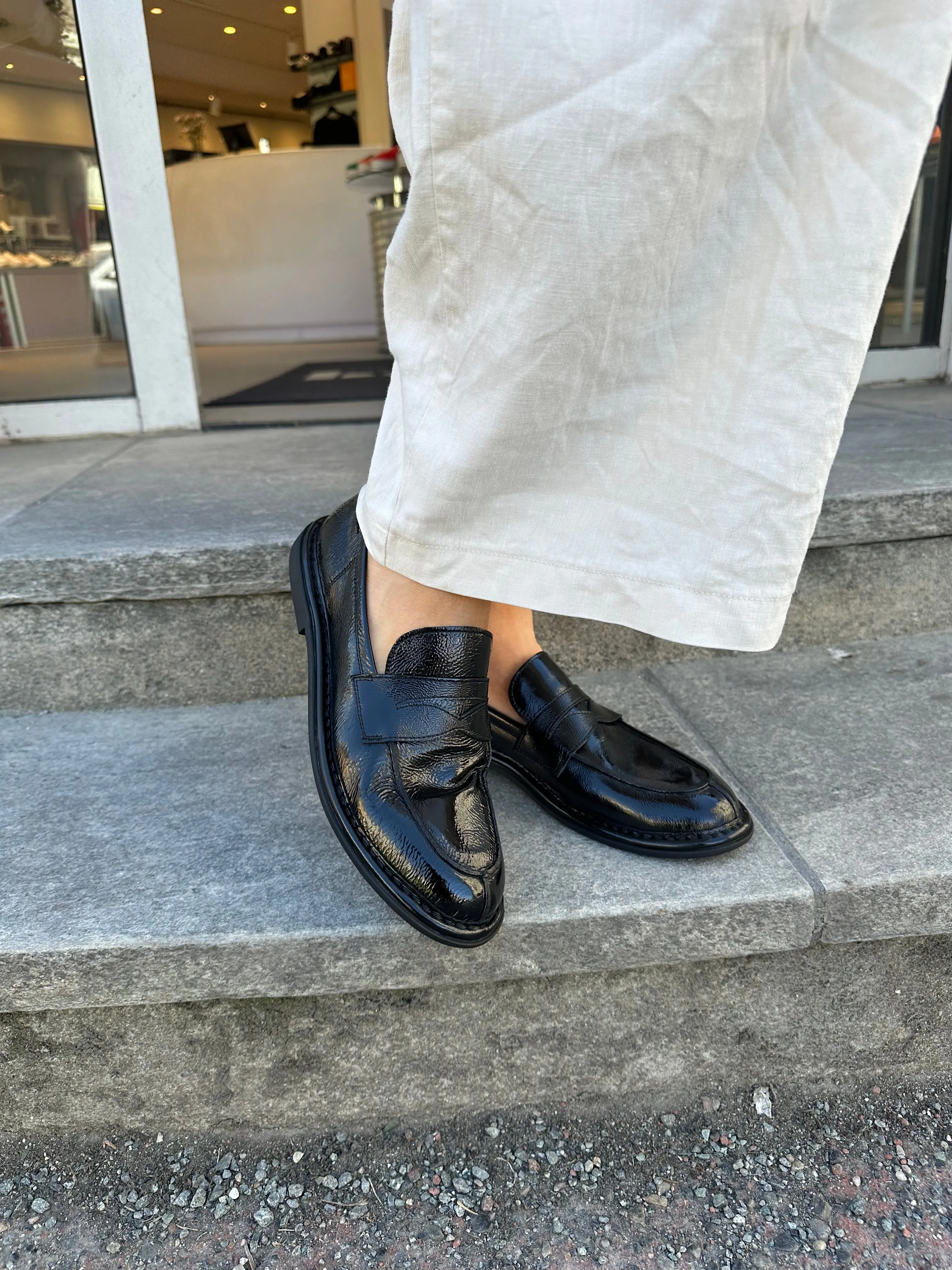 Primabase Sort loafer i skinnlakk med myk gummisåle