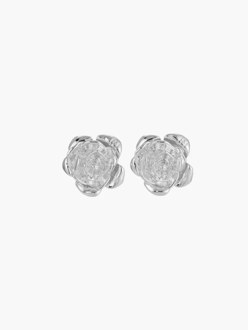 Rose Stud Earrings: Delicate Floral Design