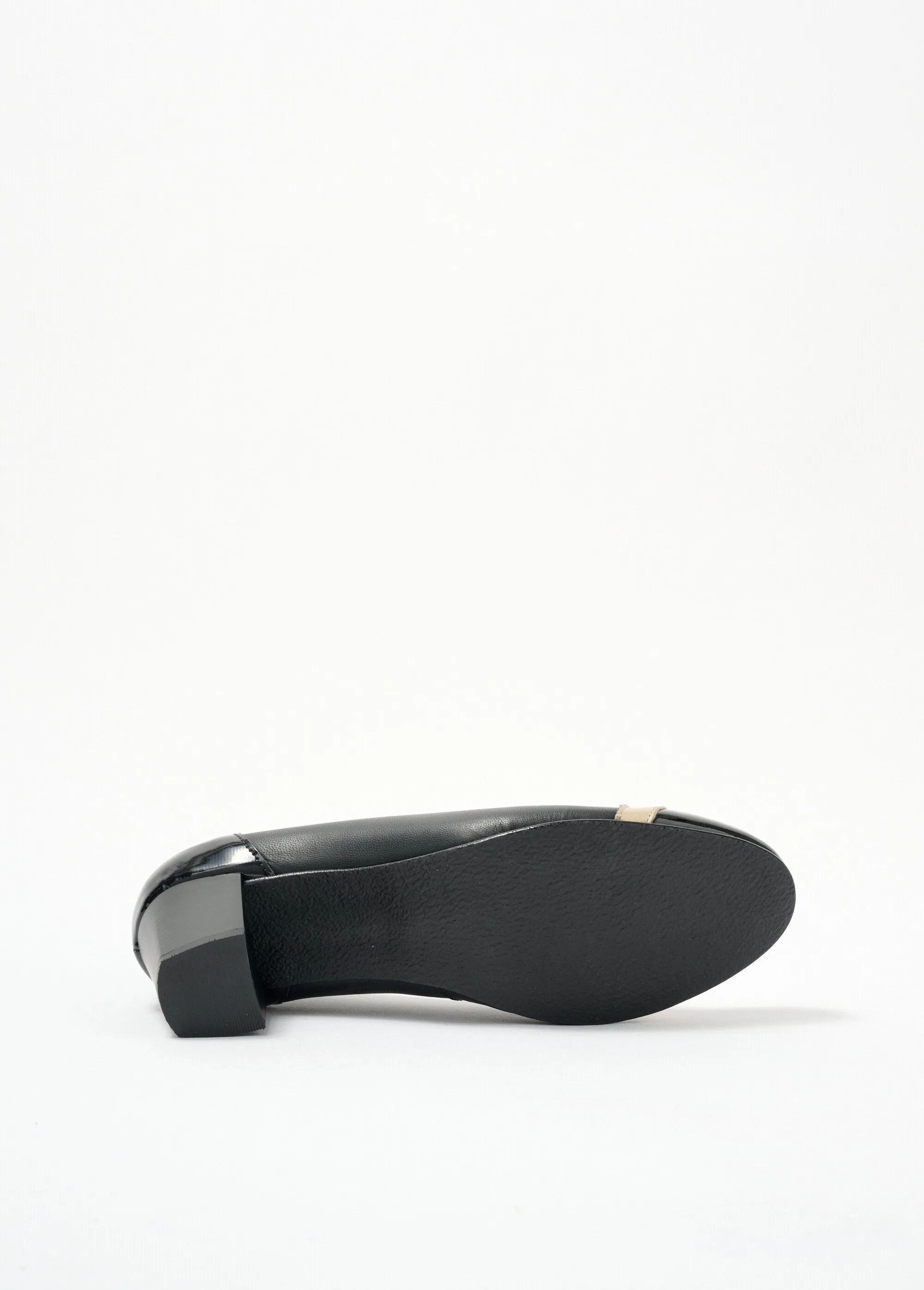 Two-material wide comfort heel pumps