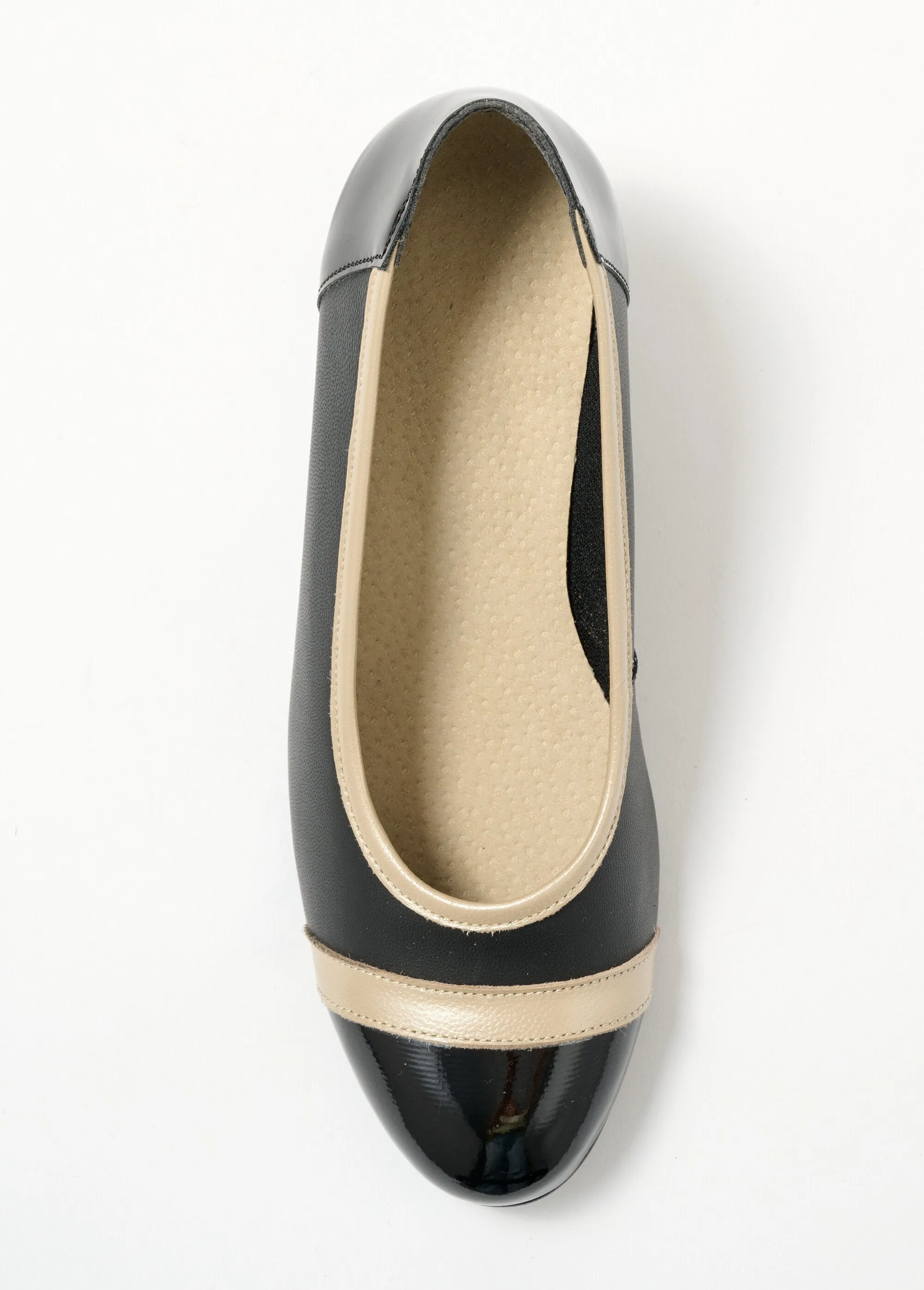 Two-material wide comfort heel pumps