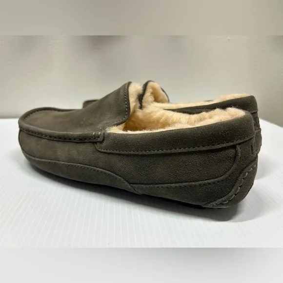 UGG MEN'S ASCOT GRAY SUEDE SLIPPER US SIZE 8 NWOT
