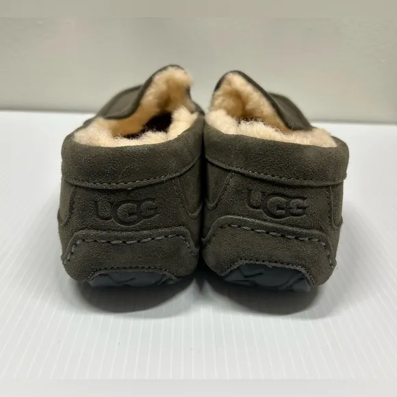 UGG MEN'S ASCOT GRAY SUEDE SLIPPER US SIZE 8 NWOT