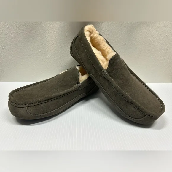 UGG MEN'S ASCOT GRAY SUEDE SLIPPER US SIZE 8 NWOT