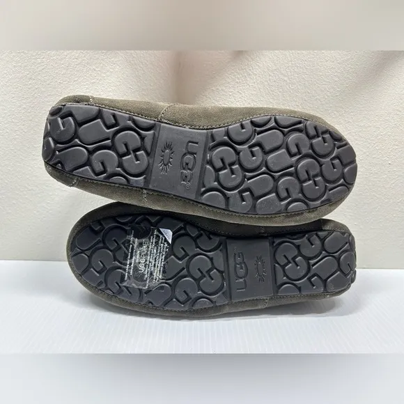 UGG MEN'S ASCOT GRAY SUEDE SLIPPER US SIZE 8 NWOT
