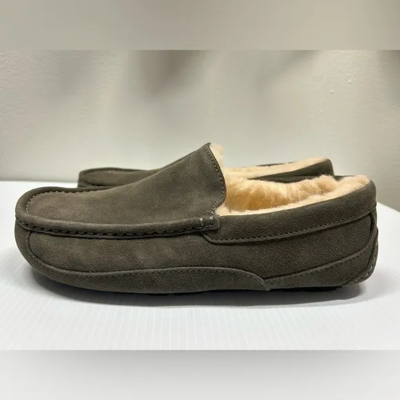 UGG MEN'S ASCOT GRAY SUEDE SLIPPER US SIZE 8 NWOT