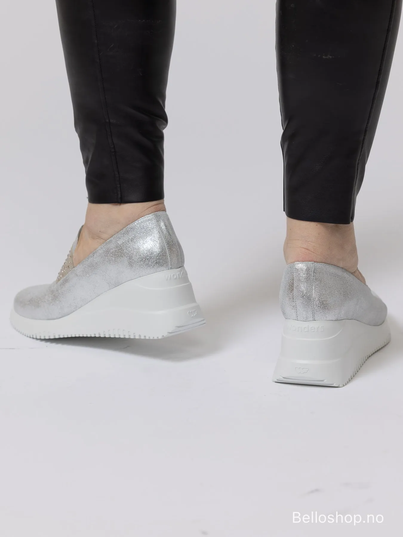 Wonders Loafer i sølv skinn med strikkrem over vrist med stener og hvit kilesåle