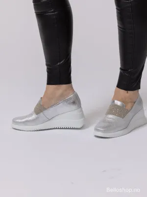 Wonders Loafer i sølv skinn med strikkrem over vrist med stener og hvit kilesåle
