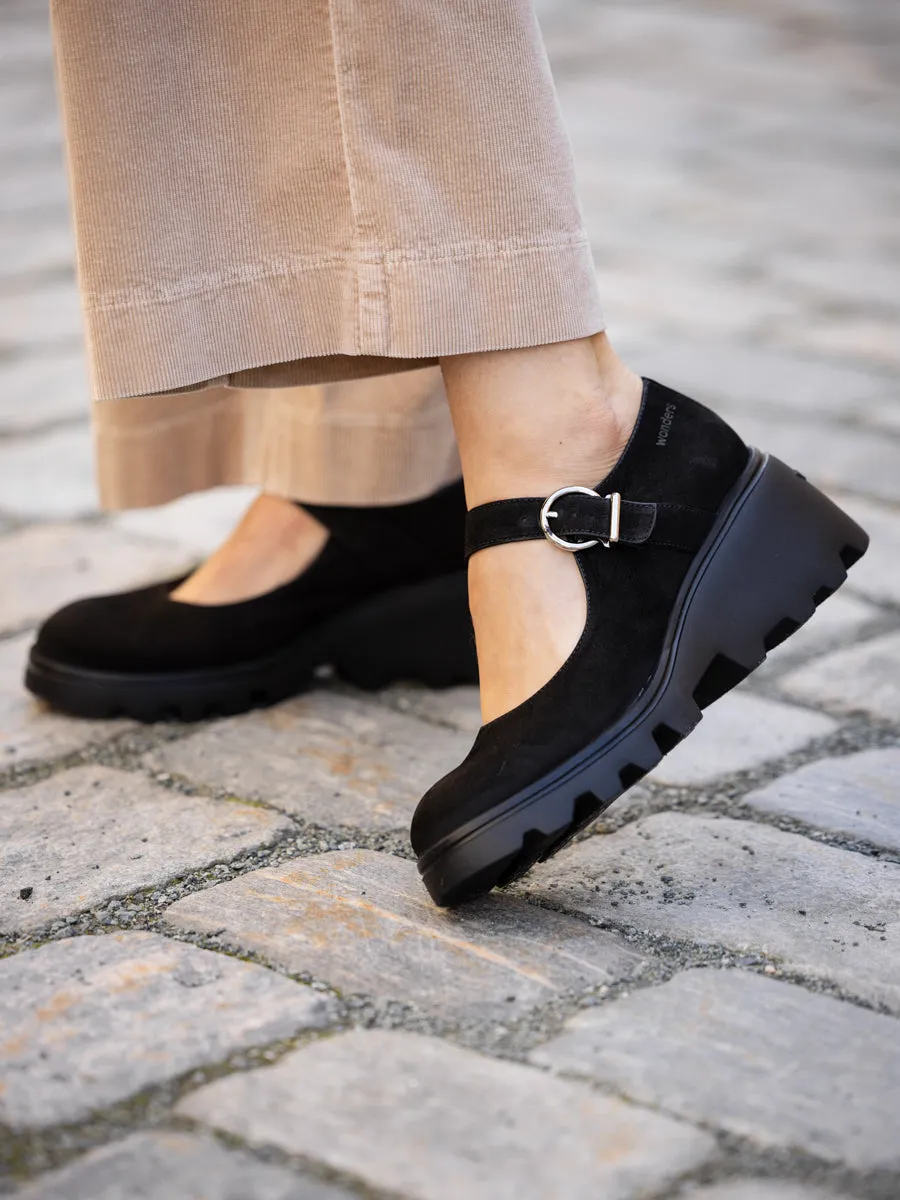 Wonders Sort sko med kilesåle og rem i nubuck skinn