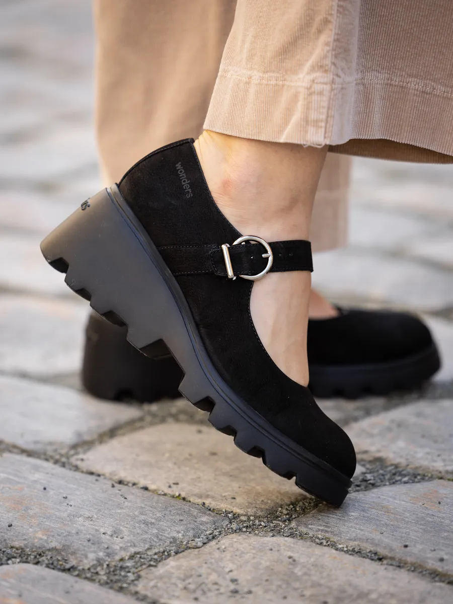 Wonders Sort sko med kilesåle og rem i nubuck skinn